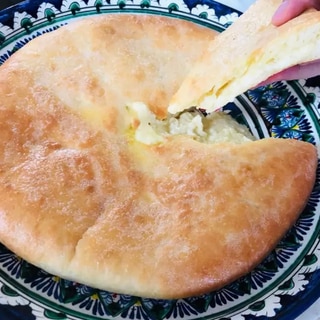 ウズベキスタンのとろりチーズとポテトの柔らかパン